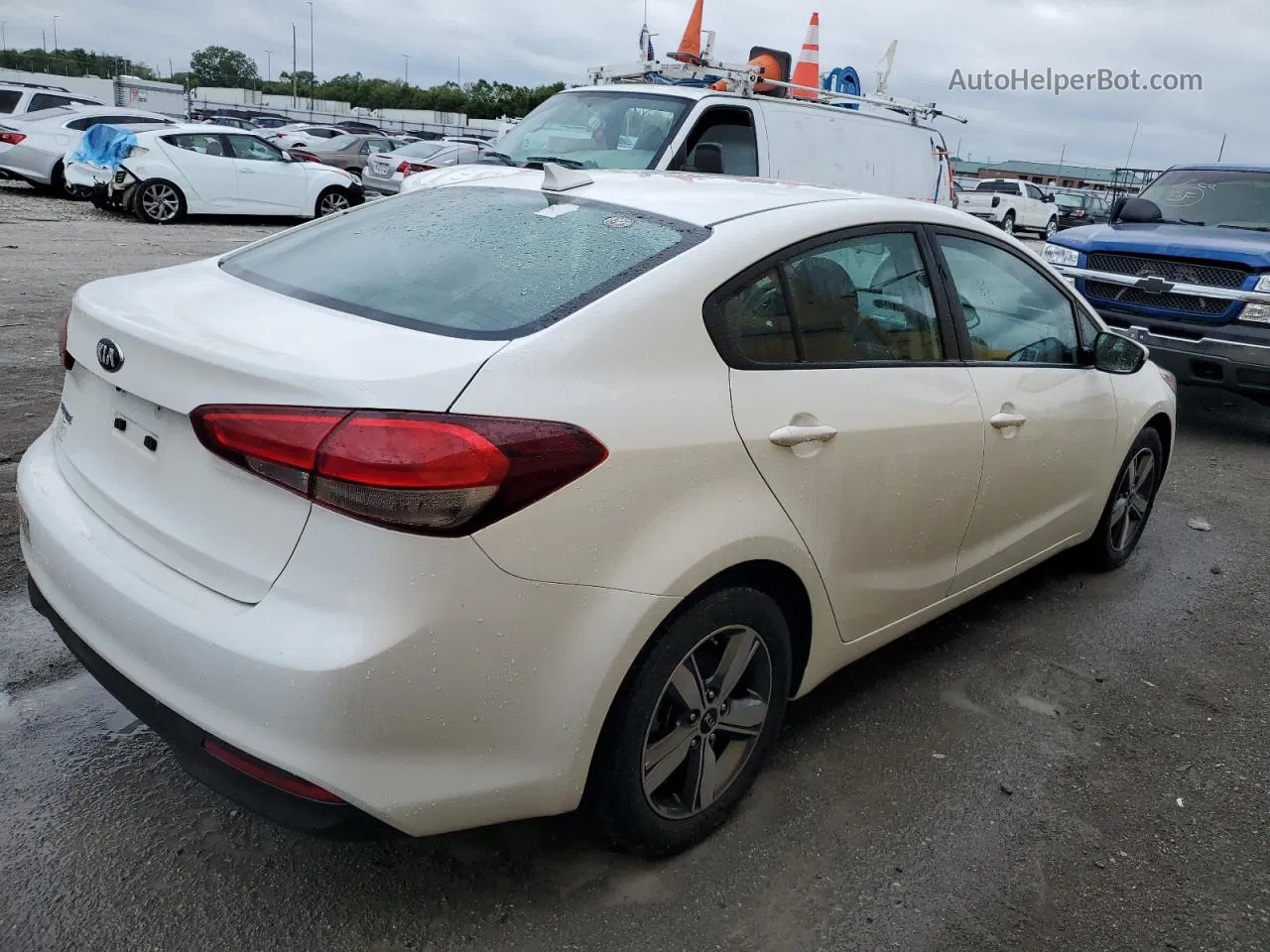 2018 Kia Forte Lx Белый vin: 3KPFL4A7XJE253291