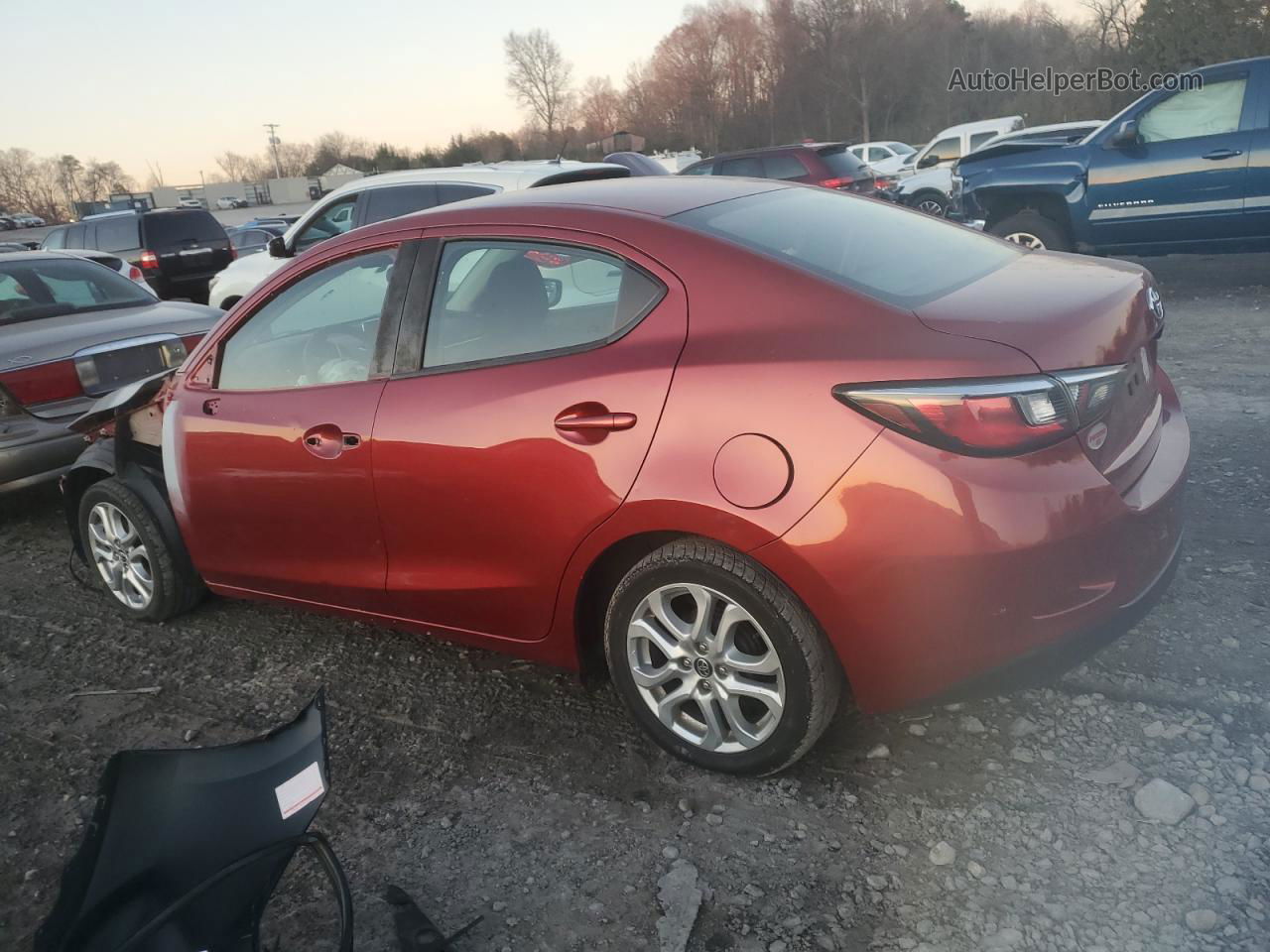 2018 Toyota Yaris Ia  Красный vin: 3MYDLBYV0JY305575