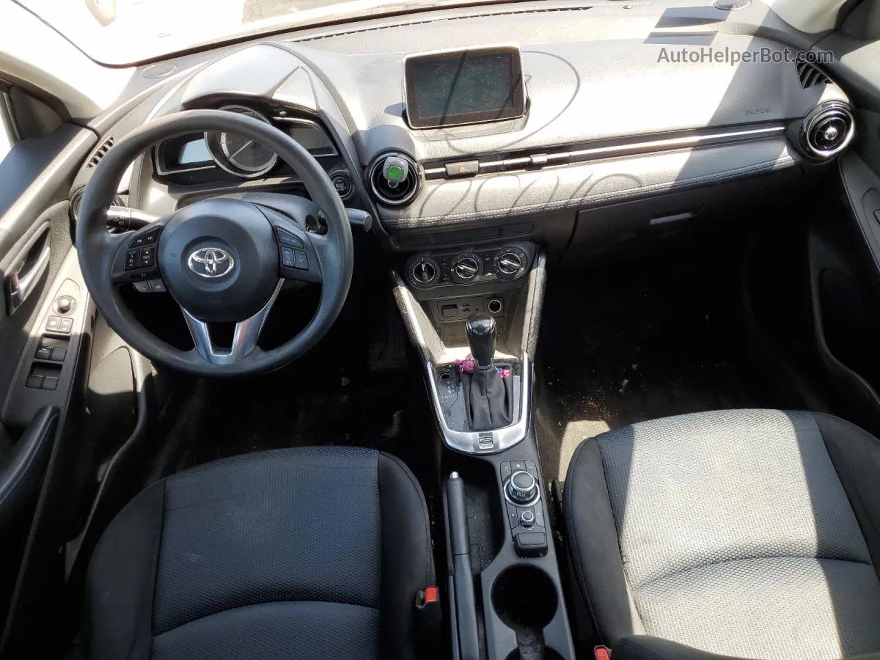 2018 Toyota Yaris Ia  Белый vin: 3MYDLBYV0JY320559