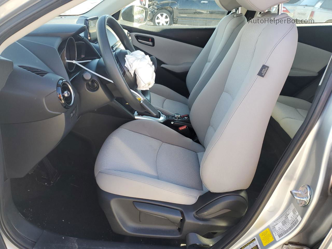 2019 Toyota Yaris L Silver vin: 3MYDLBYV0KY508080