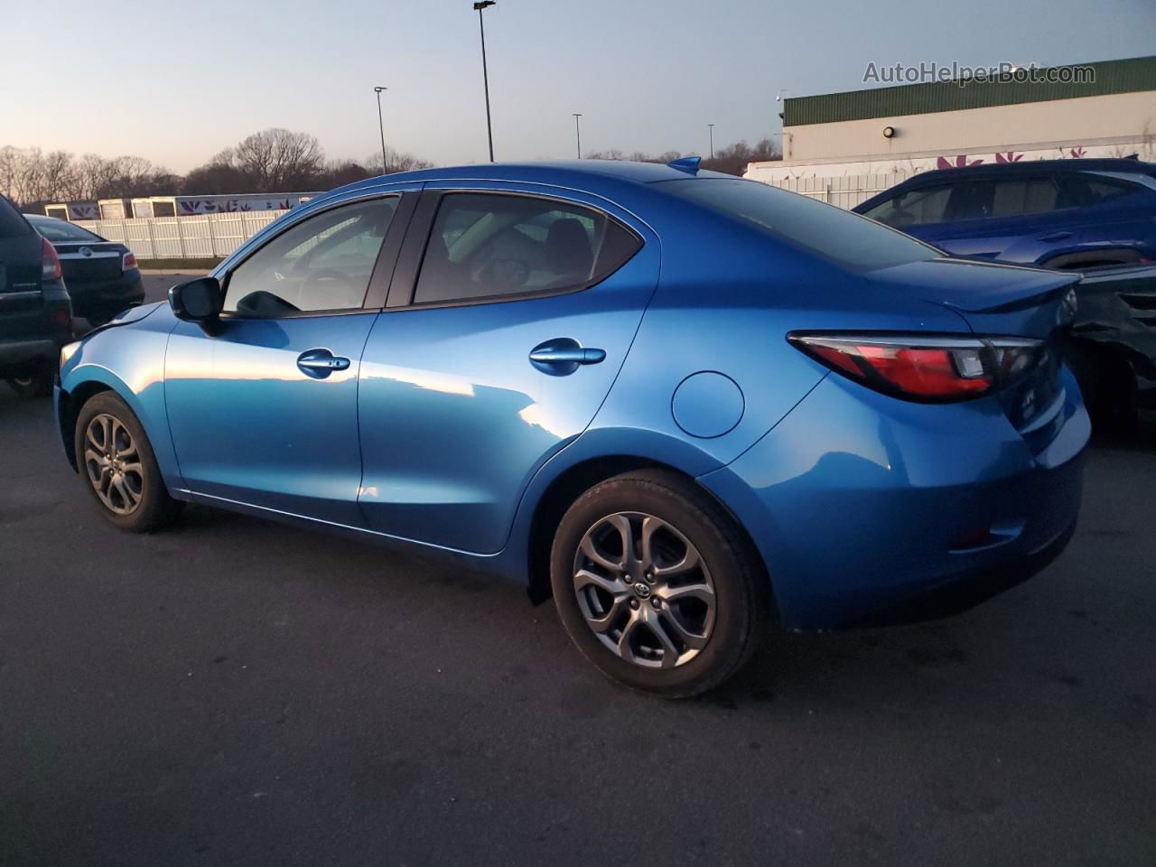 2019 Toyota Yaris L Синий vin: 3MYDLBYV0KY518401