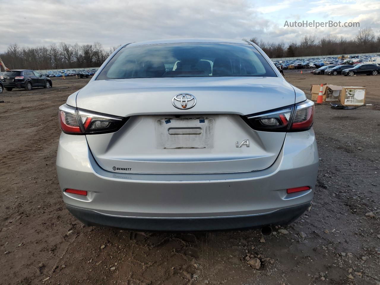 2018 Toyota Yaris Ia  Серебряный vin: 3MYDLBYV1JY323129