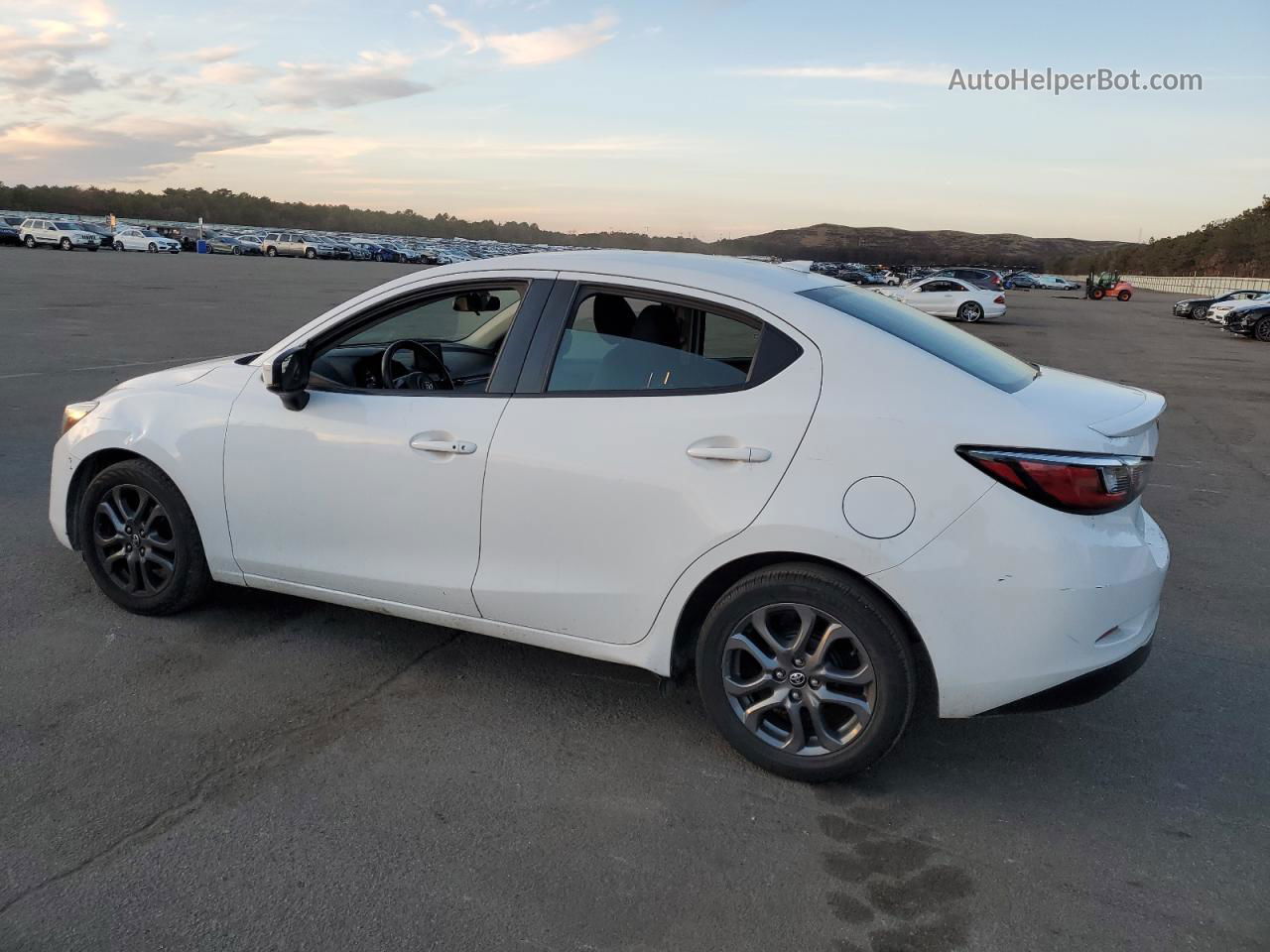 2019 Toyota Yaris L White vin: 3MYDLBYV1KY505611