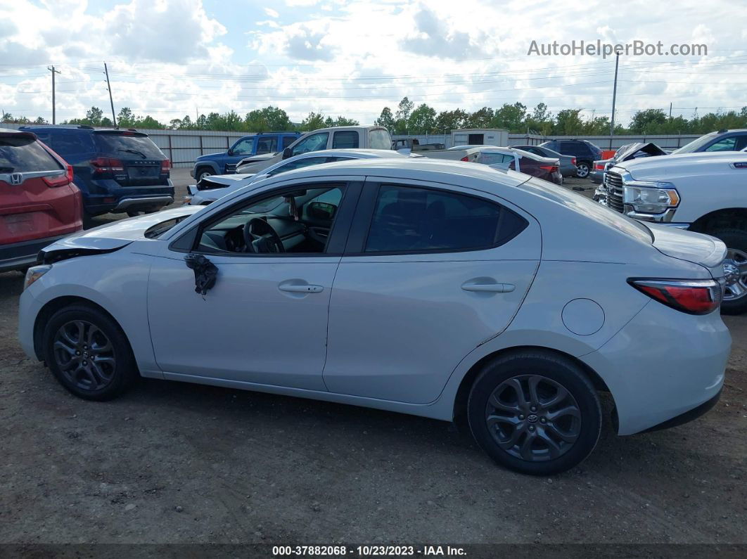 2019 Toyota Yaris Le Gray vin: 3MYDLBYV1KY525549