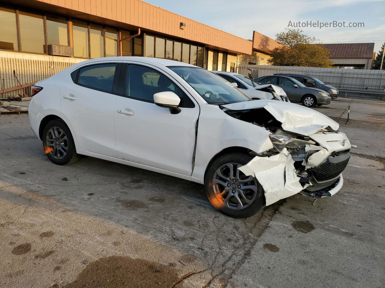 2019 Toyota Yaris L White vin: 3MYDLBYV2KY516486