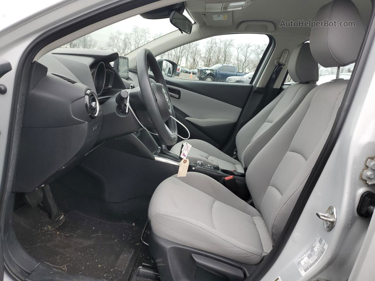 2019 Toyota Yaris L Silver vin: 3MYDLBYV2KY521736