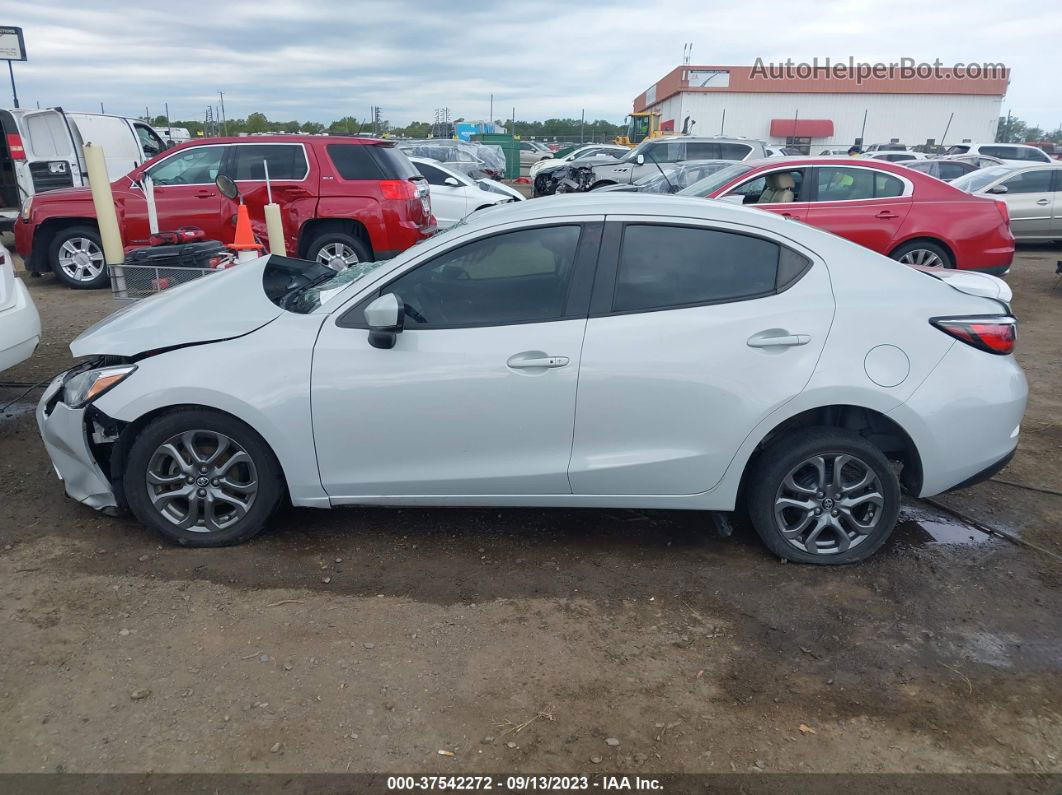 2019 Toyota Yaris Sedan Le Gray vin: 3MYDLBYV3KY501866