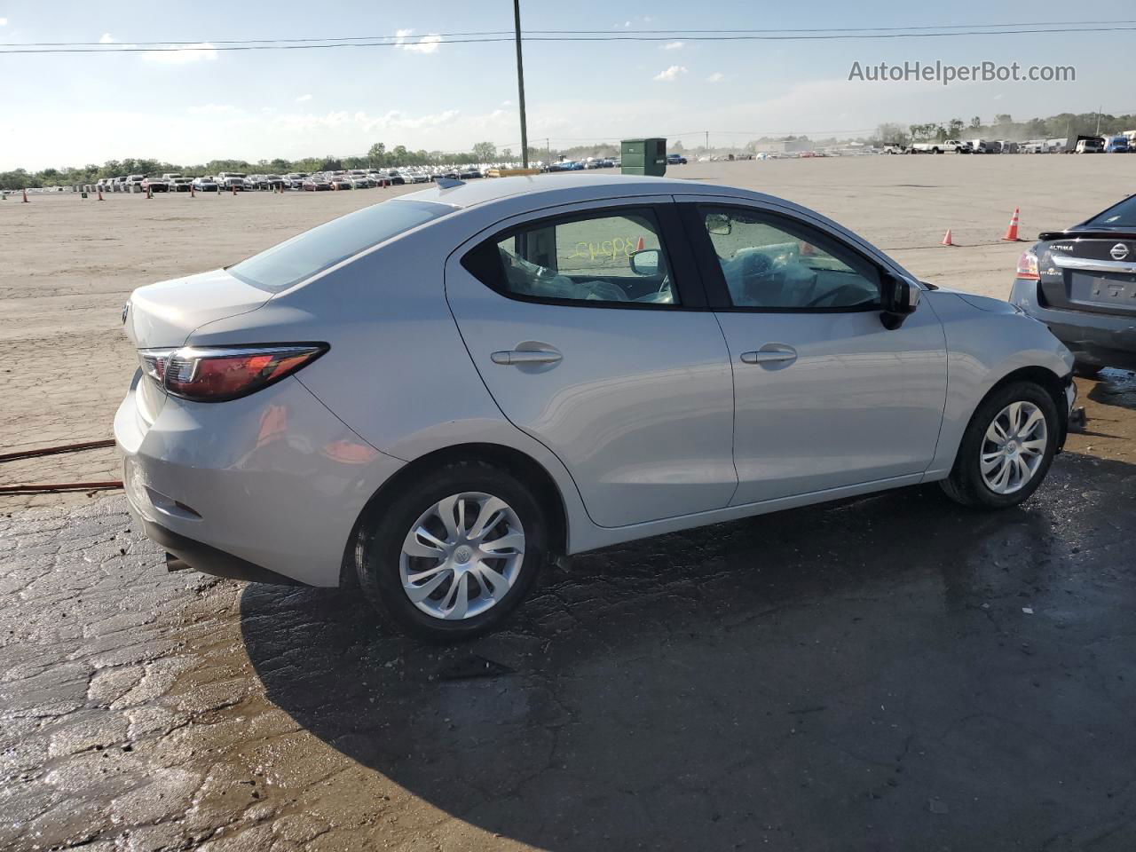 2019 Toyota Yaris L White vin: 3MYDLBYV3KY513998