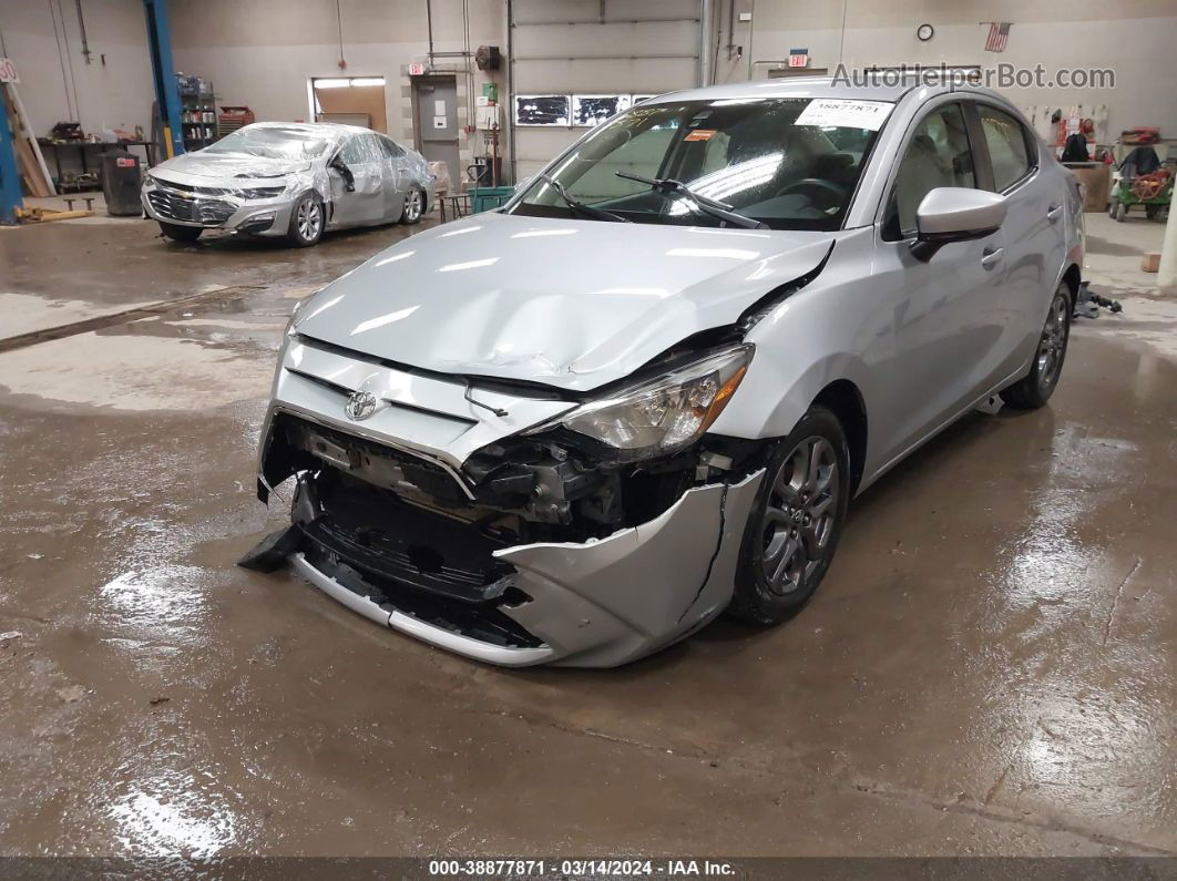 2019 Toyota Yaris Le Серебряный vin: 3MYDLBYV3KY526704