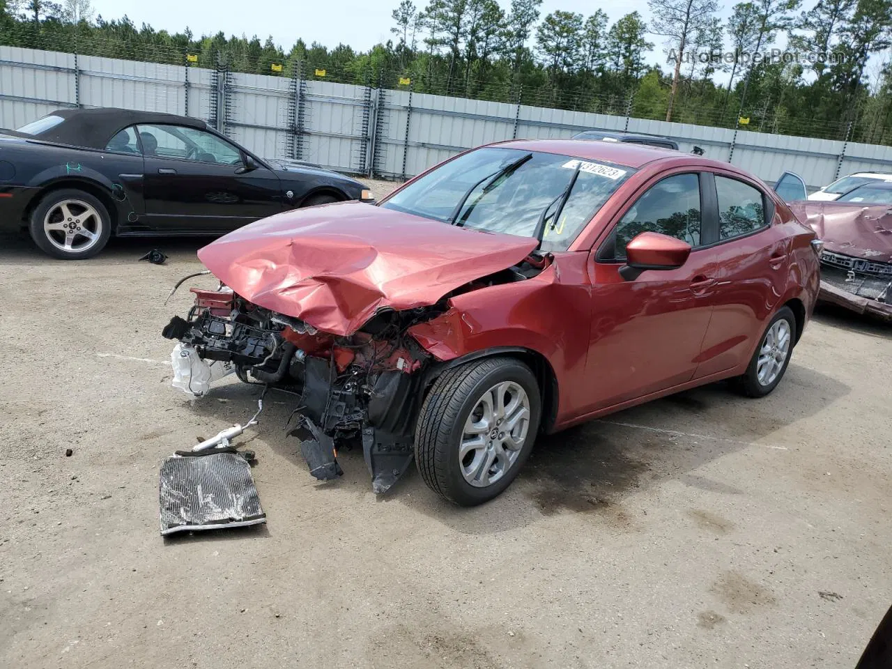 2018 Toyota Yaris Ia  Red vin: 3MYDLBYV4JY326008