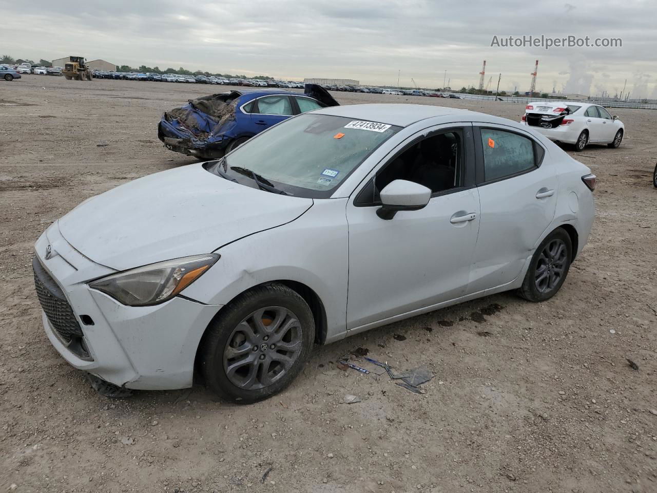 2019 Toyota Yaris L Silver vin: 3MYDLBYV4KY504582