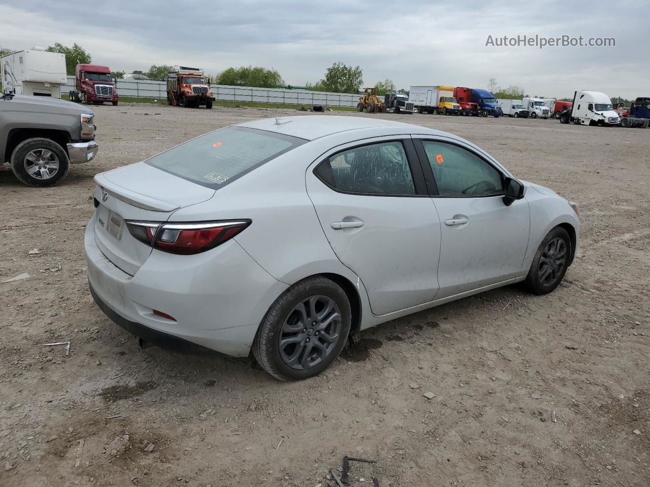 2019 Toyota Yaris L Silver vin: 3MYDLBYV4KY504582