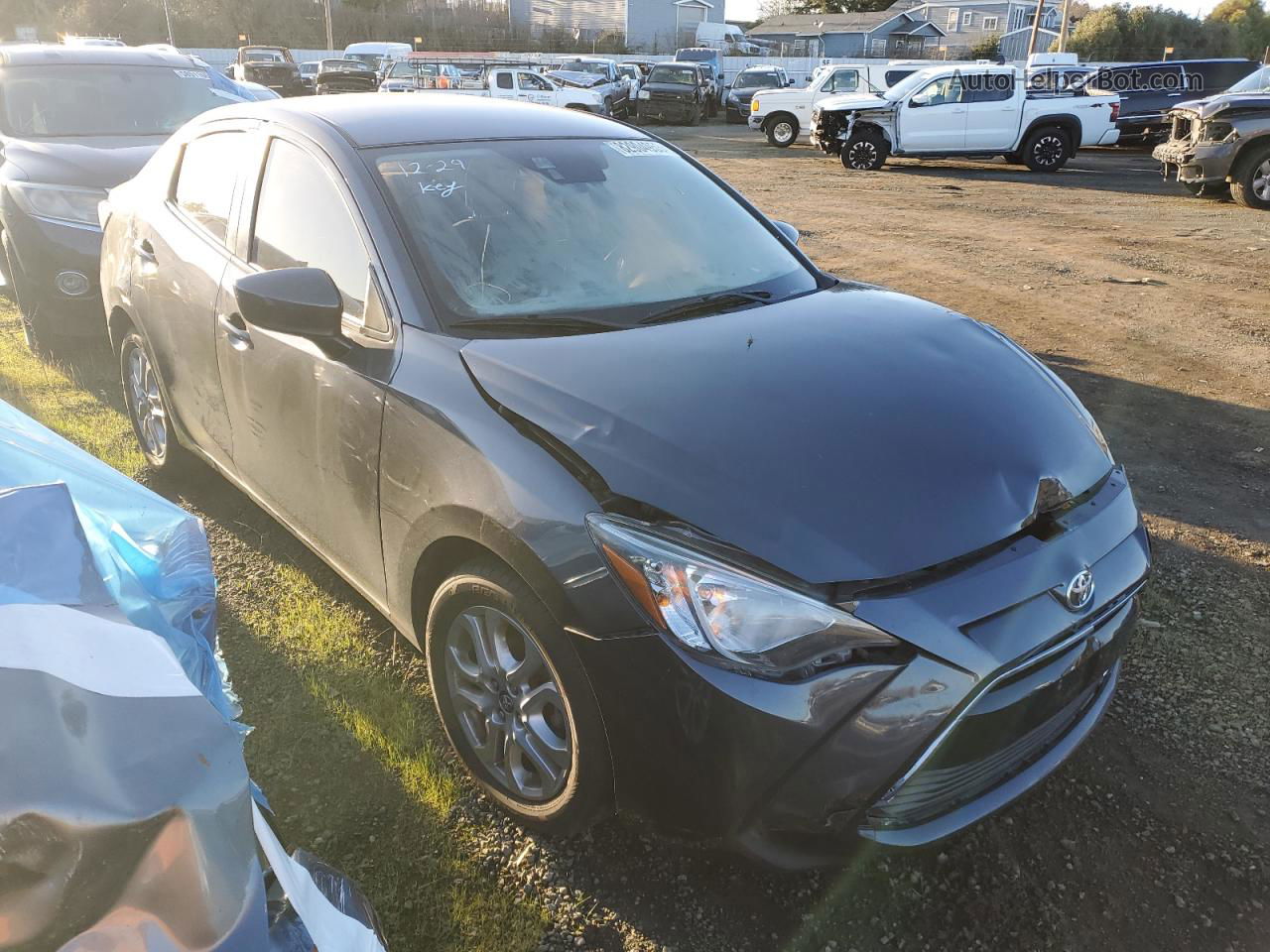 2018 Toyota Yaris Ia  Gray vin: 3MYDLBYV5JY319133