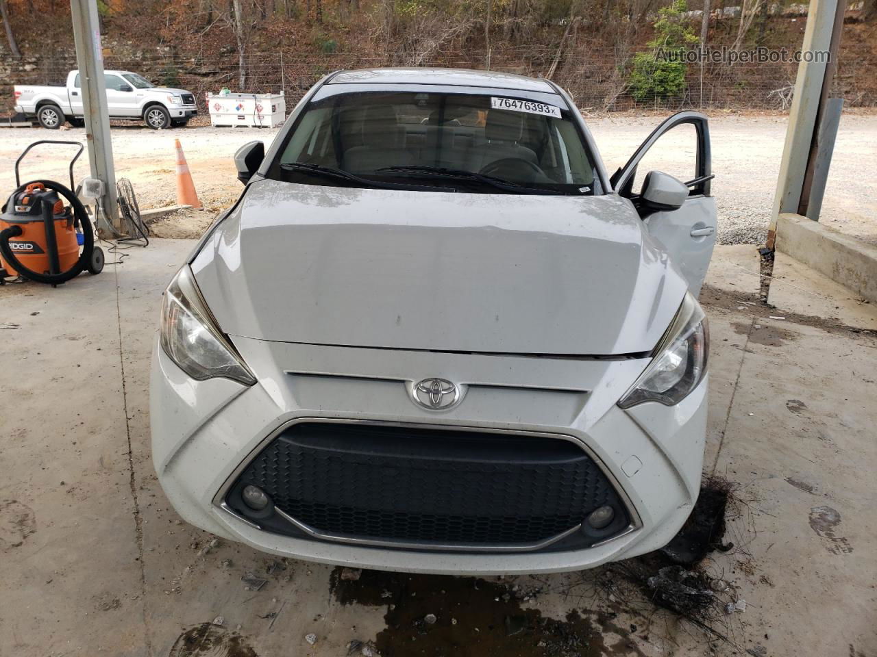 2019 Toyota Yaris L Silver vin: 3MYDLBYV5KY507930