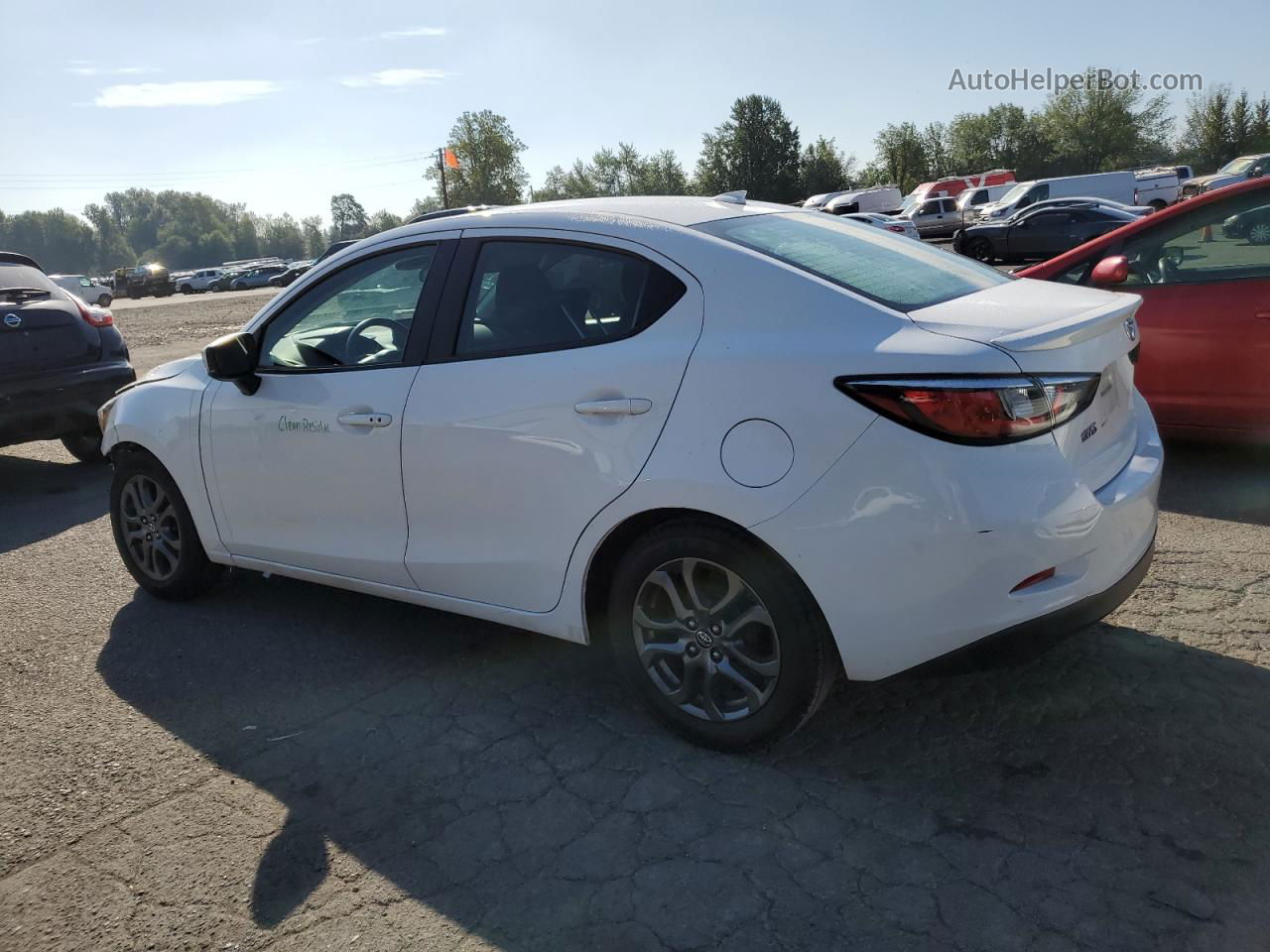 2019 Toyota Yaris L Белый vin: 3MYDLBYV5KY518832