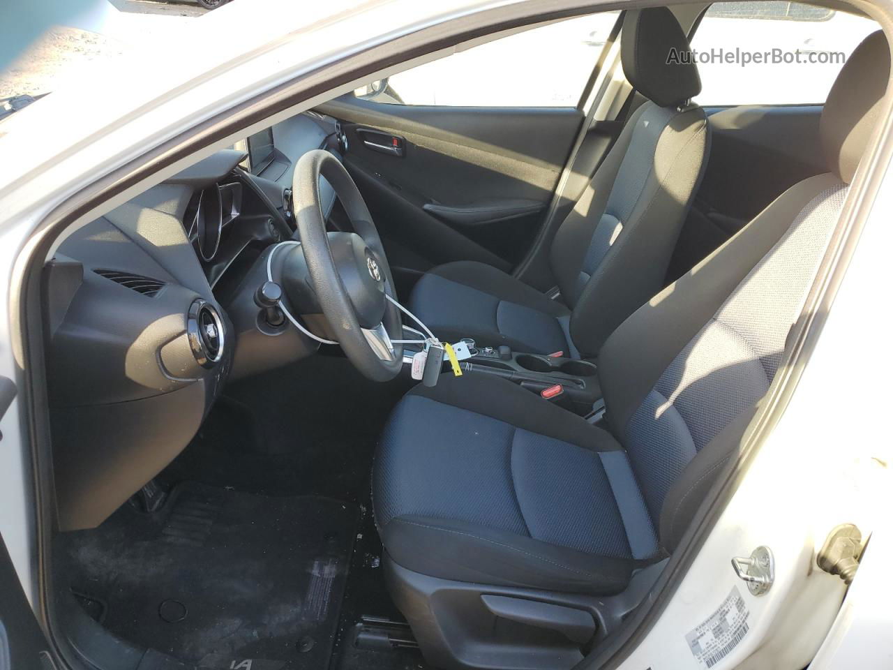 2018 Toyota Yaris Ia  Белый vin: 3MYDLBYV6JY315673