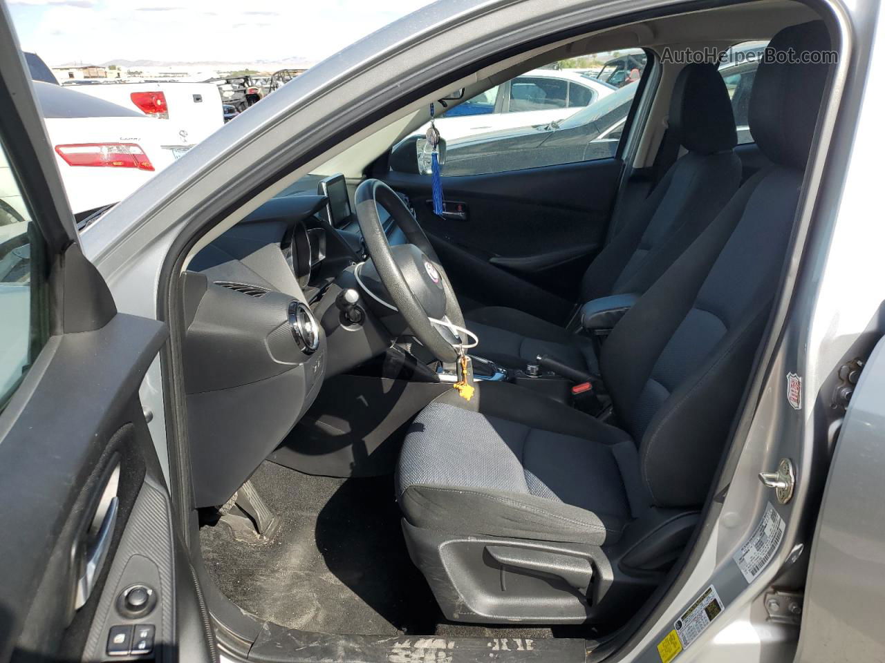 2018 Toyota Yaris Ia  Серебряный vin: 3MYDLBYV6JY321859