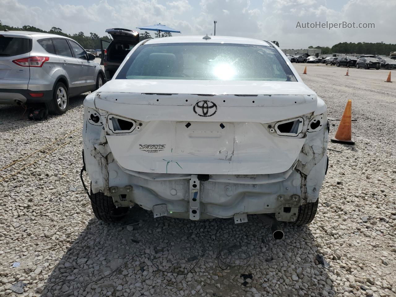 2019 Toyota Yaris L White vin: 3MYDLBYV7KY510506