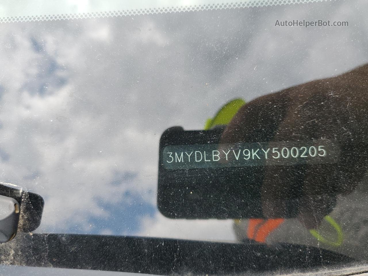 2019 Toyota Yaris L Silver vin: 3MYDLBYV9KY500205