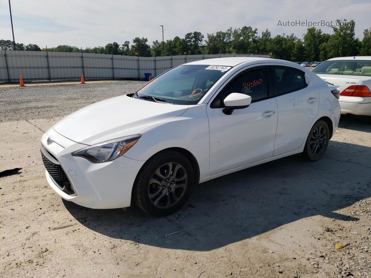 2019 Toyota Yaris L White vin: 3MYDLBYVXKY520446