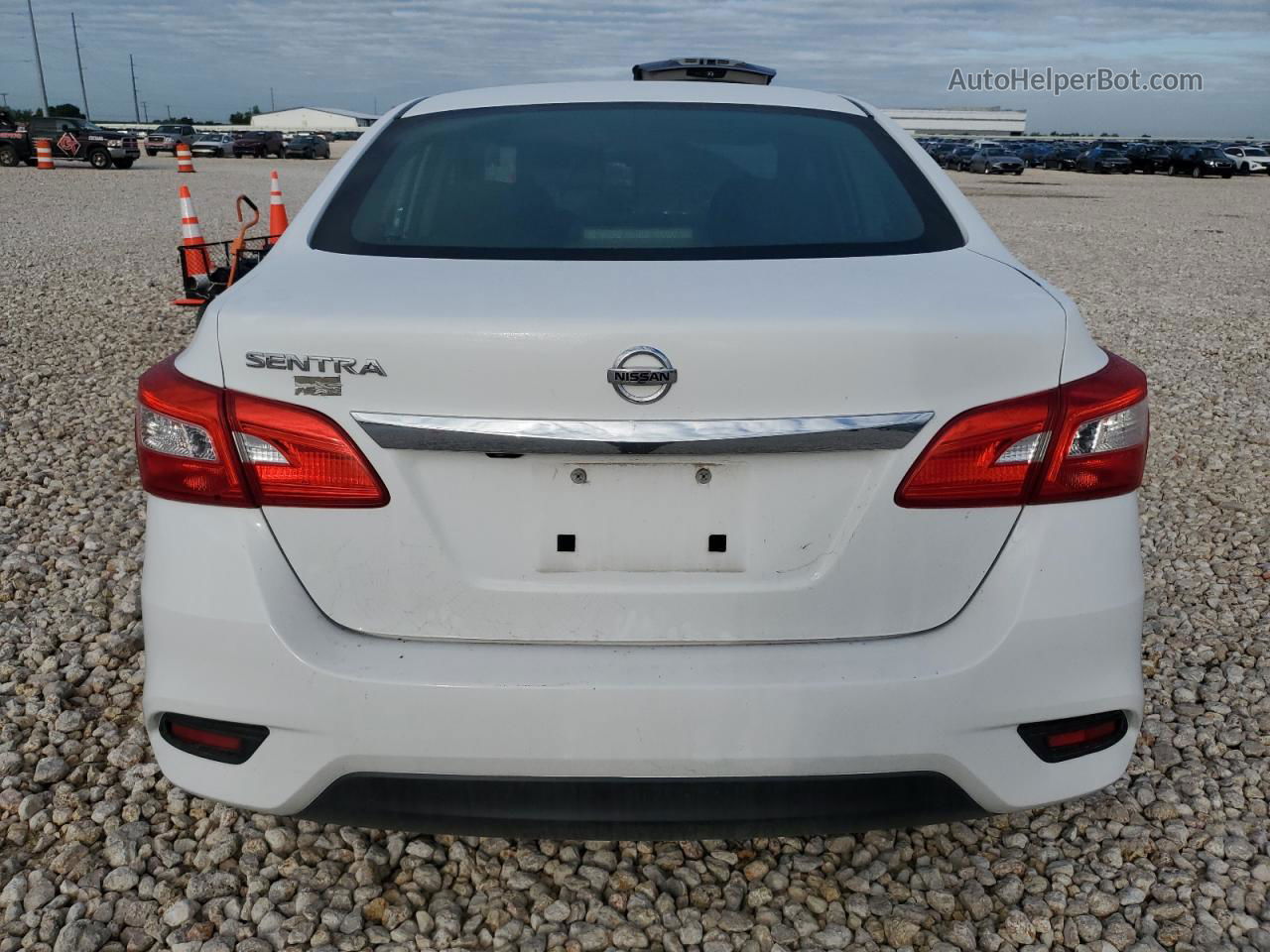 2018 Nissan Sentra S Белый vin: 3N1AB7AP8JY316419