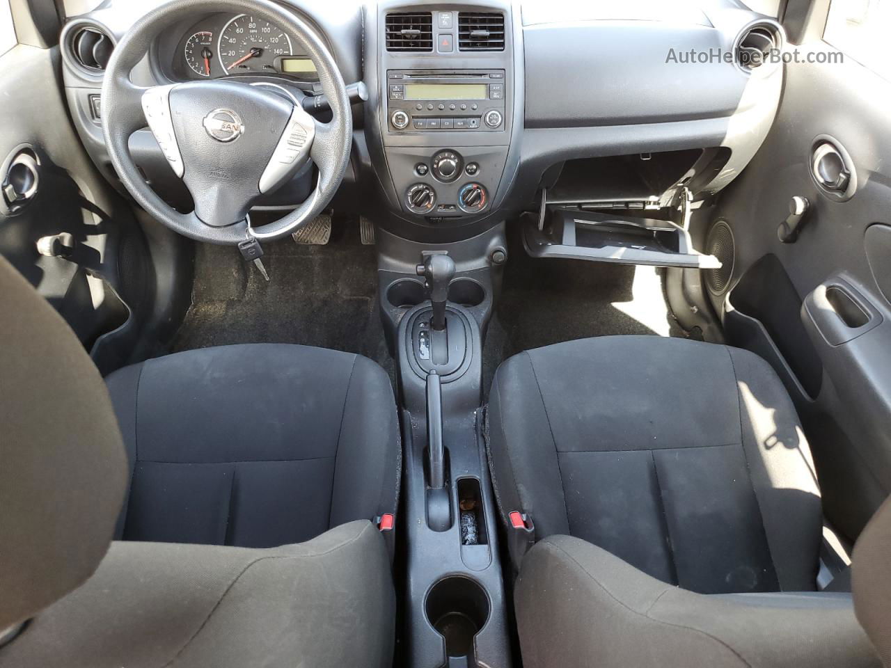 2018 Nissan Versa S Серебряный vin: 3N1CN7AP0JL812845