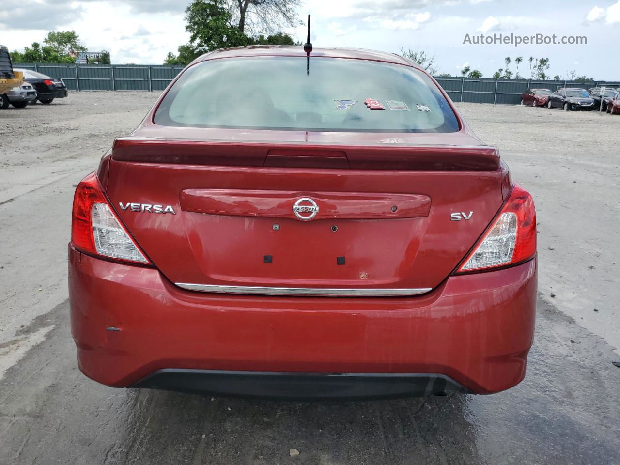 2018 Nissan Versa S Красный vin: 3N1CN7AP1JL821036