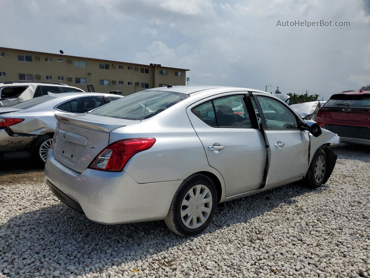 2018 Nissan Versa S Серебряный vin: 3N1CN7AP2JL875168