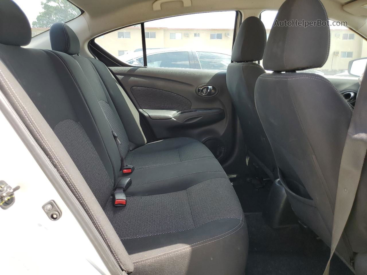 2018 Nissan Versa S Серебряный vin: 3N1CN7AP2JL875168