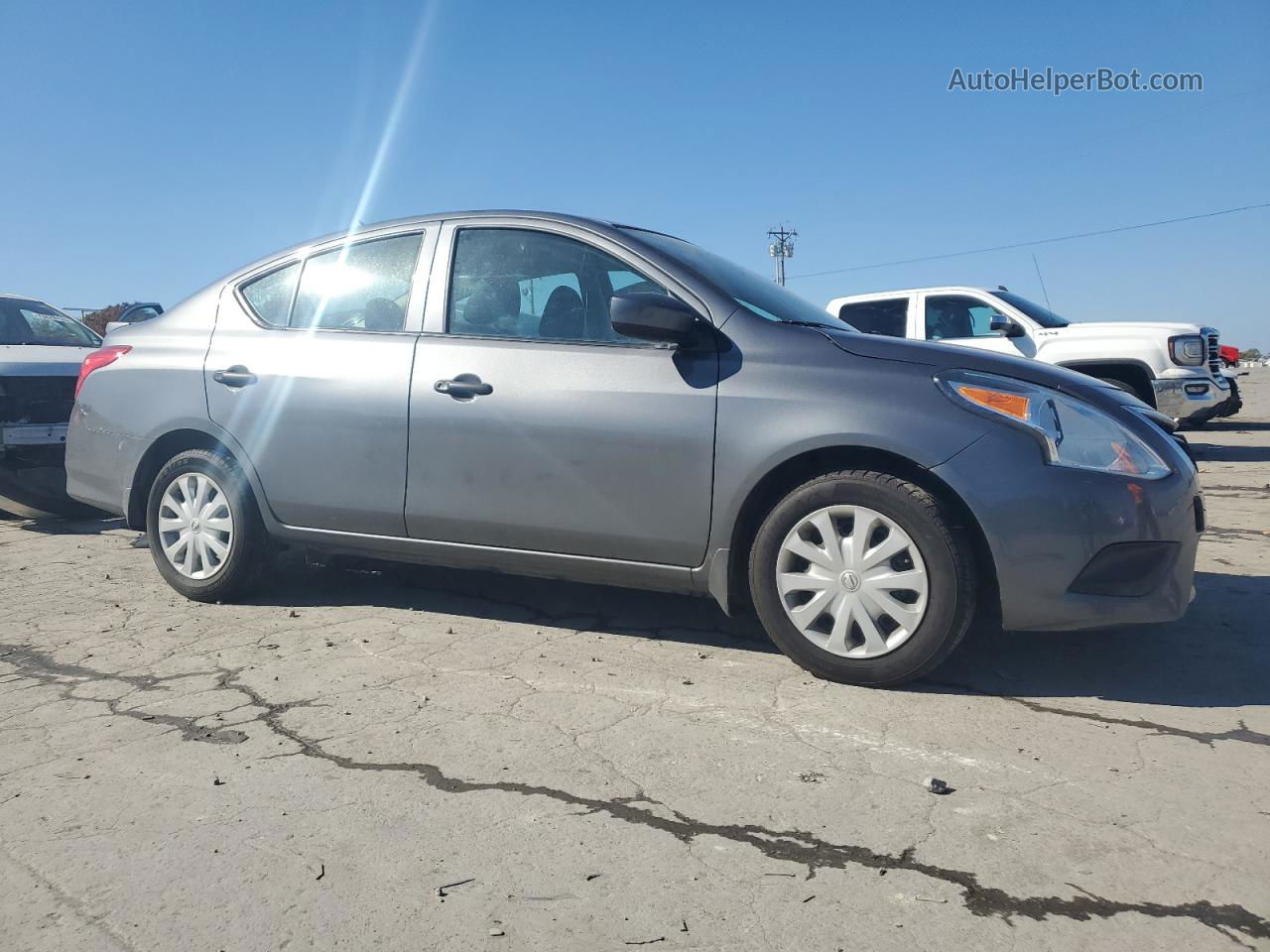 2018 Nissan Versa S Серебряный vin: 3N1CN7AP3JL817750