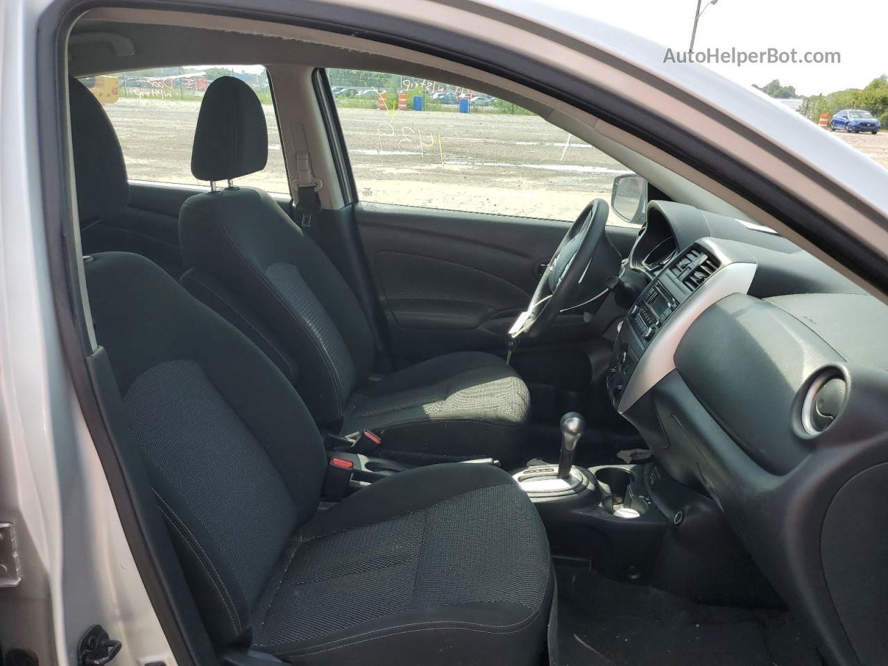 2018 Nissan Versa S Серебряный vin: 3N1CN7AP3JL821913