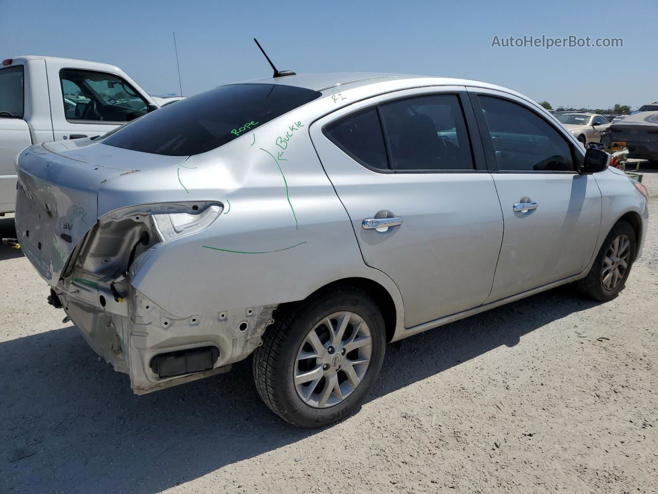 2018 Nissan Versa S Серебряный vin: 3N1CN7AP4JL872045