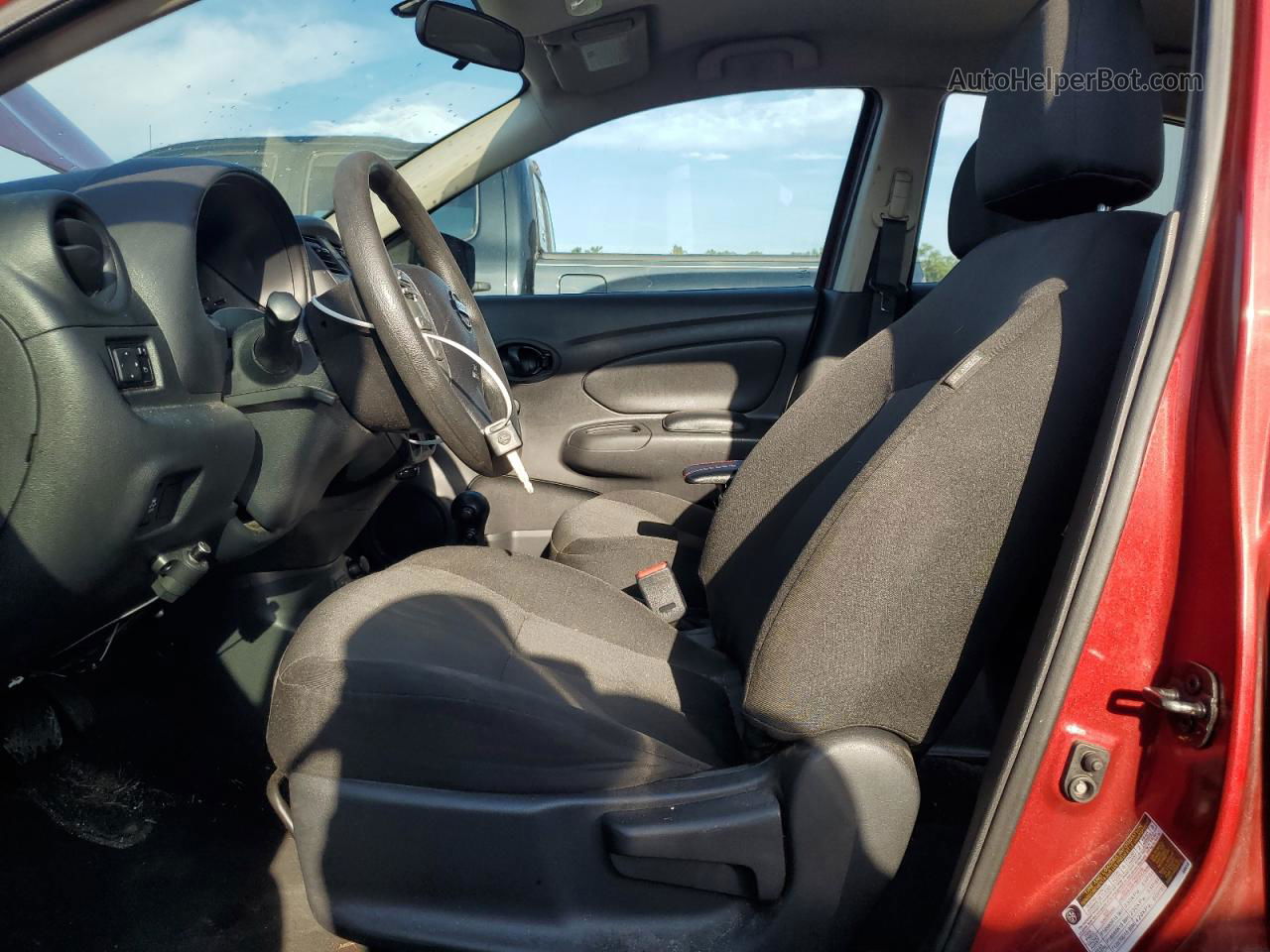 2018 Nissan Versa S Красный vin: 3N1CN7AP4JL883384