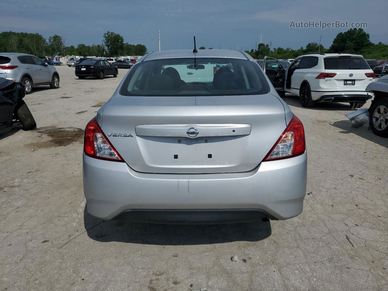 2016 Nissan Versa S Серебряный vin: 3N1CN7AP5GL906910