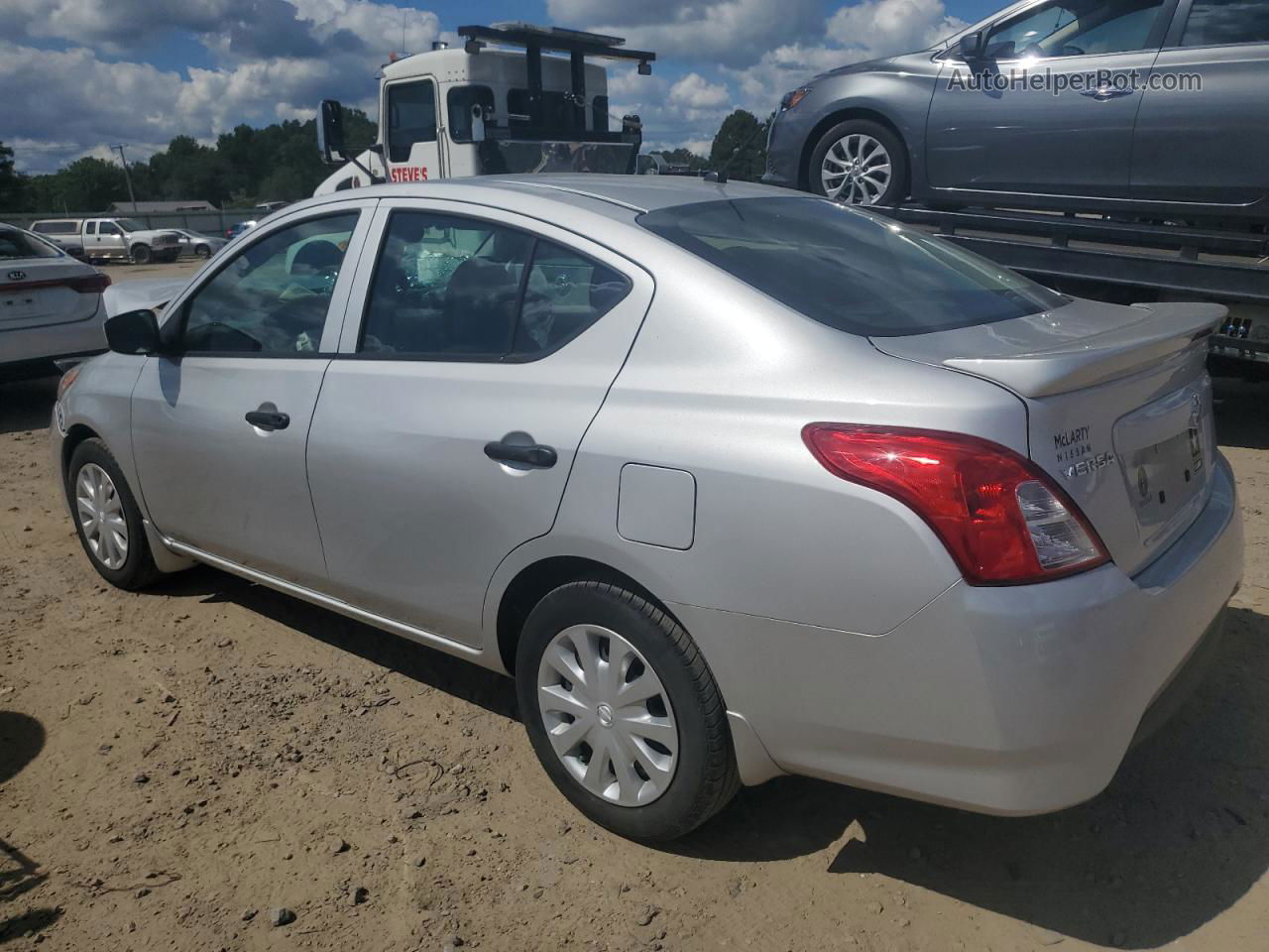 2018 Nissan Versa S Серебряный vin: 3N1CN7AP5JL823923