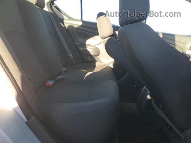 2018 Nissan Versa S Серебряный vin: 3N1CN7AP5JL830418