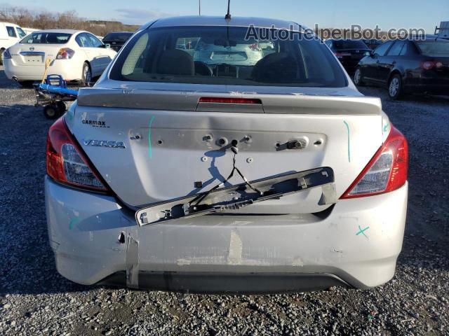 2018 Nissan Versa S Серебряный vin: 3N1CN7AP5JL830418