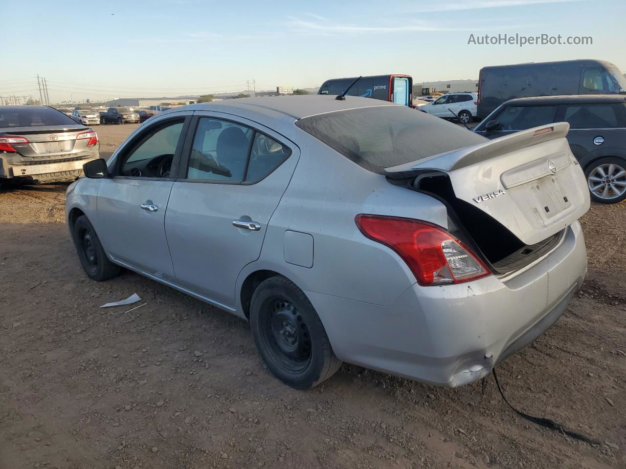 2018 Nissan Versa S Серебряный vin: 3N1CN7AP5JL864746