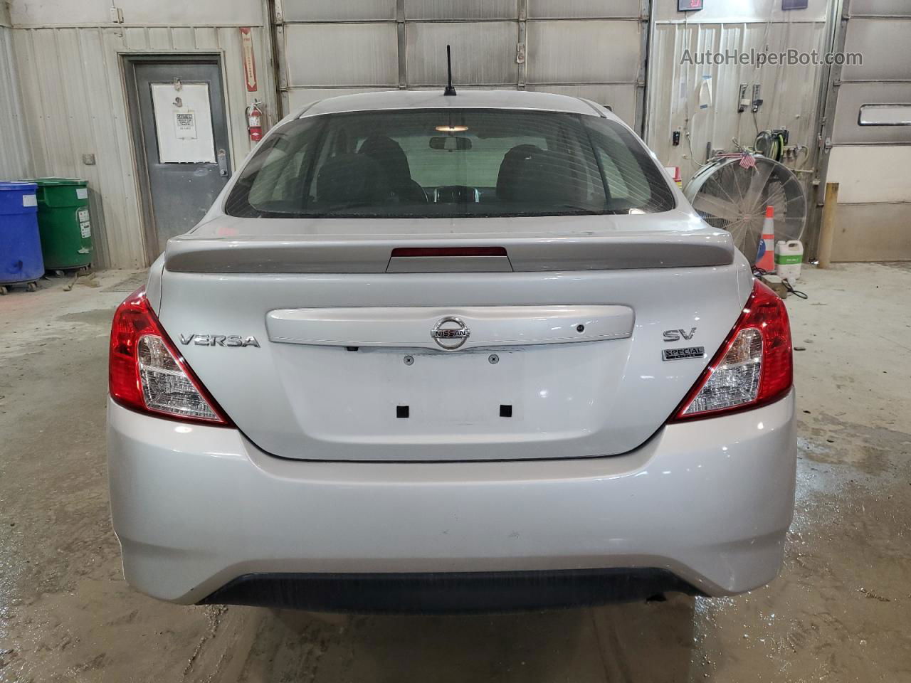 2018 Nissan Versa S Серебряный vin: 3N1CN7AP6JL878199