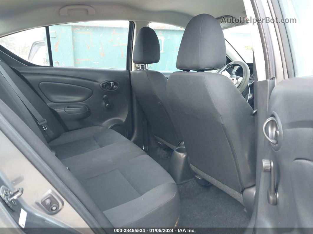 2018 Nissan Versa 1.6 S Серый vin: 3N1CN7AP7JL827911