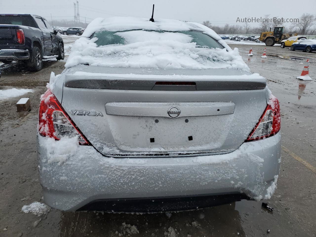 2018 Nissan Versa S Серебряный vin: 3N1CN7AP9JL801424