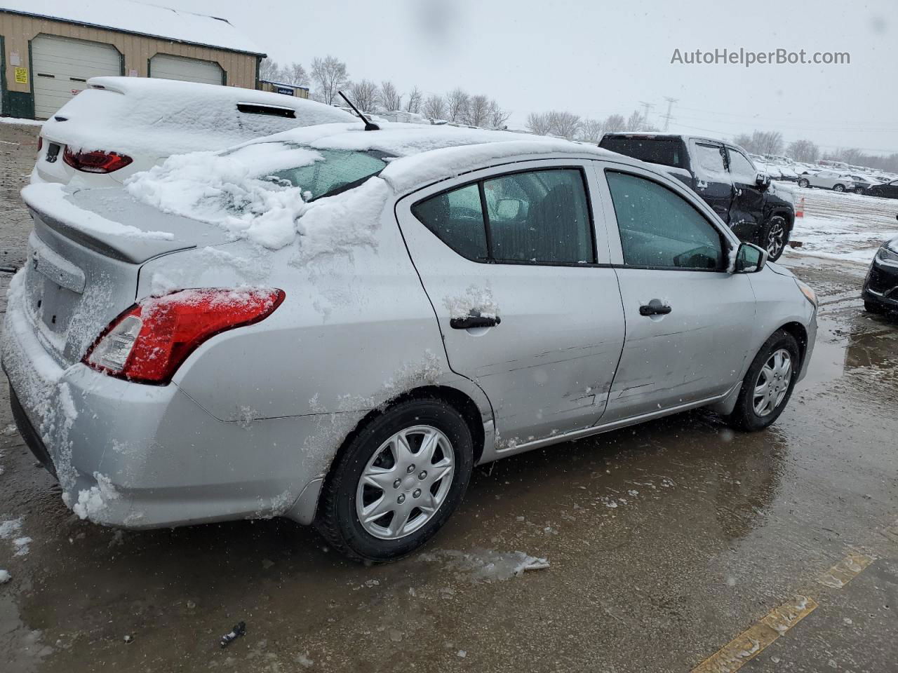 2018 Nissan Versa S Серебряный vin: 3N1CN7AP9JL801424