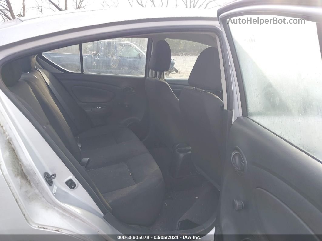 2018 Nissan Versa 1.6 S Серебряный vin: 3N1CN7APXJL829099