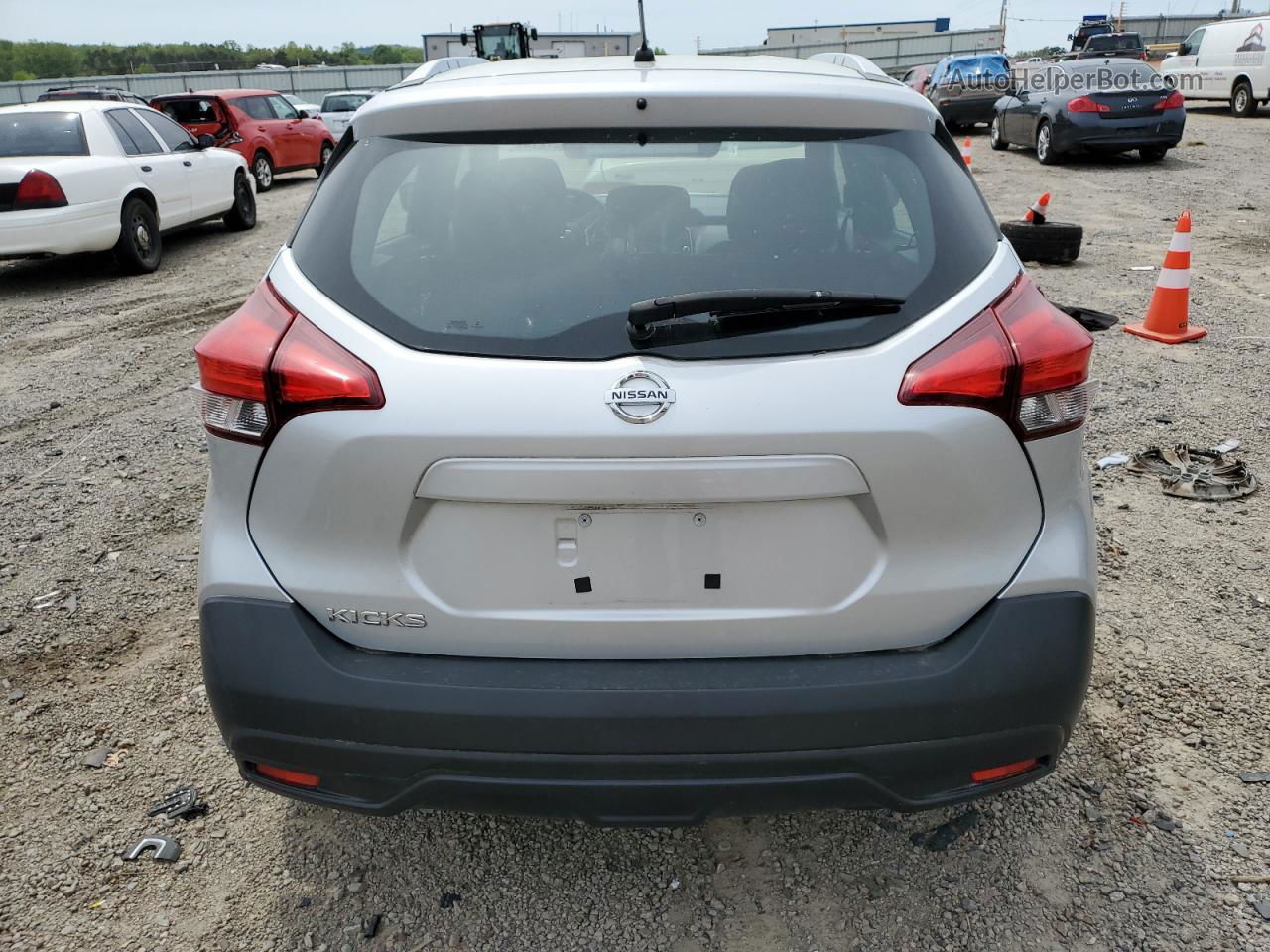 2018 Nissan Kicks S Серебряный vin: 3N1CP5CU1JL519618