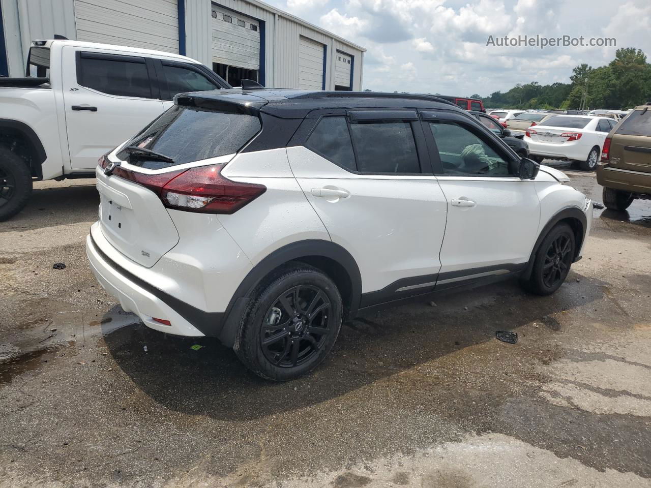 Price & History 2023 Nissan Kicks Sr 1.6l 4 vin