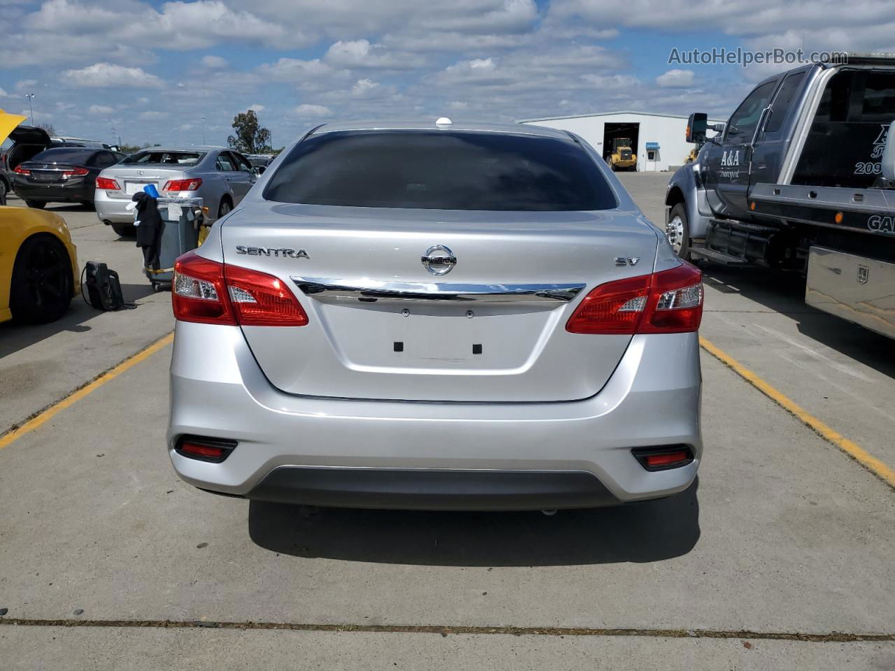 2018 Nissan Sentra S Серебряный vin: 3N1AB7AP7JY308845