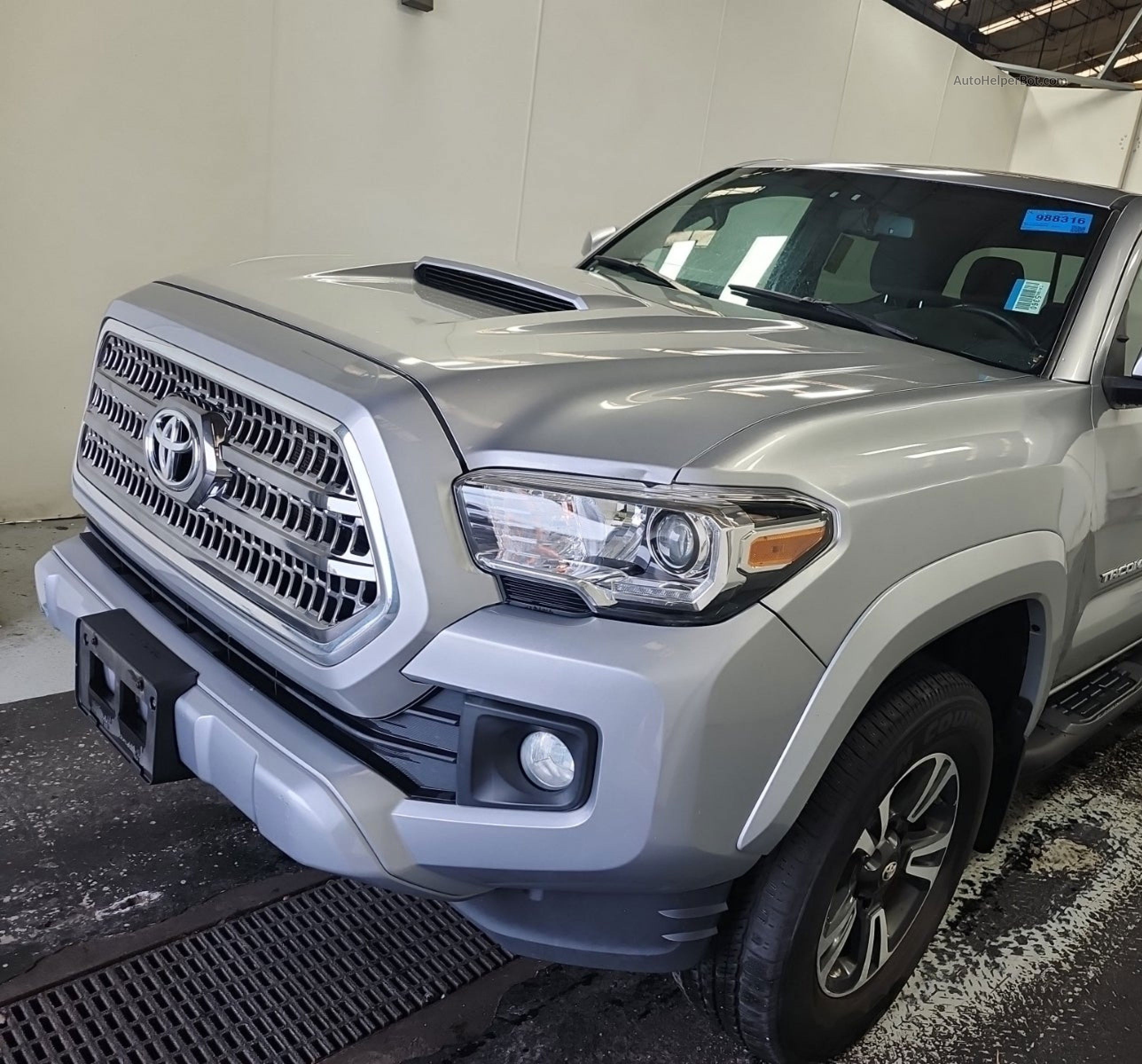 2017 Toyota Tacoma Trd Sport Серебряный vin: 3TMCZ5AN1HM099396