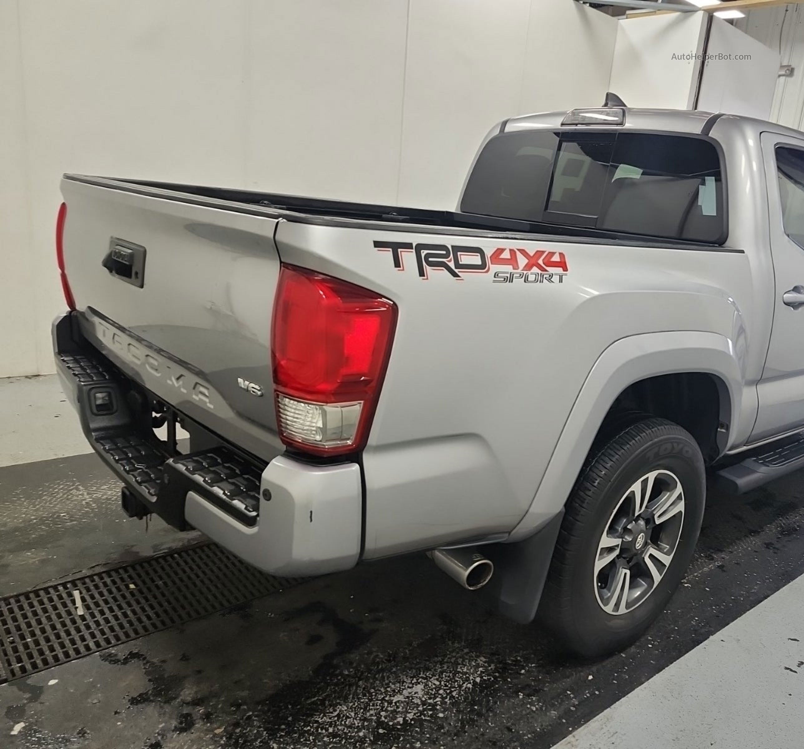 2017 Toyota Tacoma Trd Sport Серебряный vin: 3TMCZ5AN1HM099396
