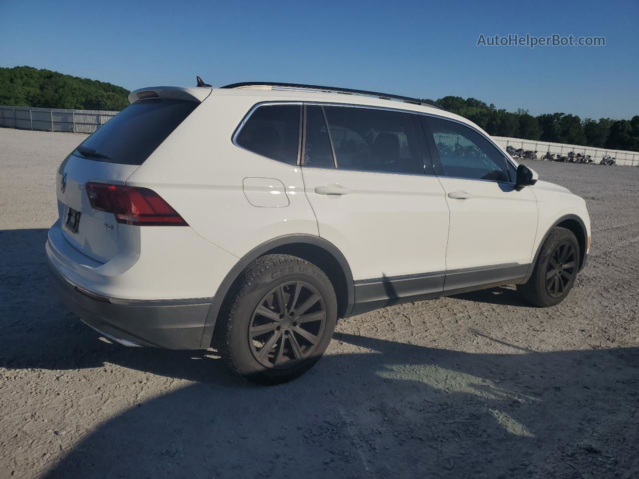 2018 Volkswagen Tiguan Se White vin: 3VV3B7AX1JM063877