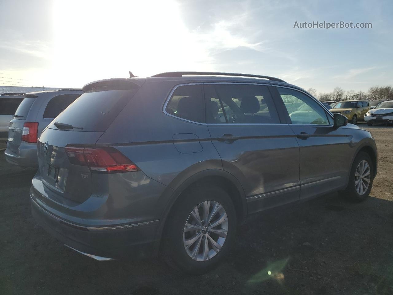 2018 Volkswagen Tiguan Se Gray vin: 3VV3B7AX4JM048578